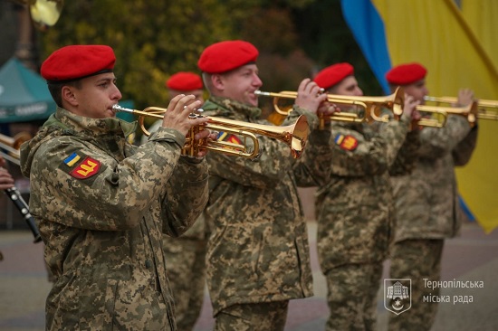 urochistosti na teatralnomu maydani d odnya zahisnikiv i zahisnits ukraini 14