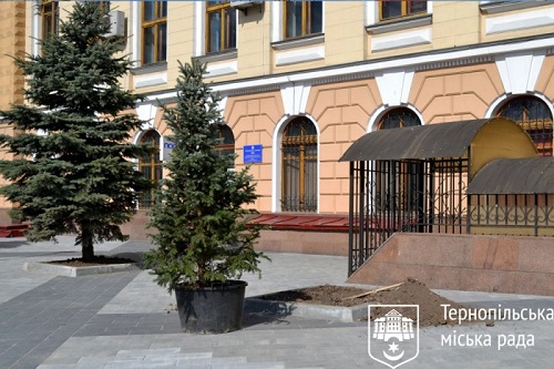 visadgennya zelenih nasadgen na privokzalnomu maydani ternopolya 23 04 19