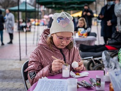 mistetska aktsiya velikodnya pisanka na teatralnomu maydani ternopolya 25 kvitnya 2